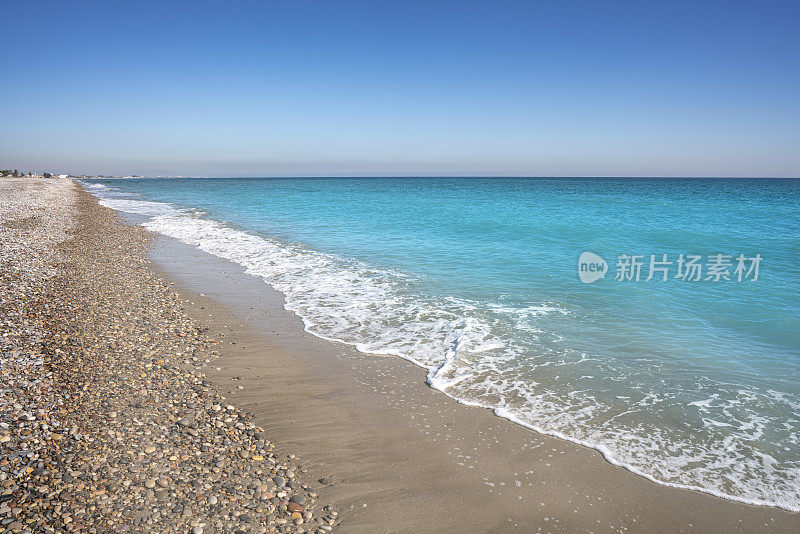 巴伦西亚Sagunto Canet海滩，地中海边夏日蔚蓝的天空